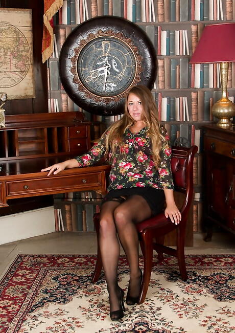 Hot older Leo Star in sexy lingery showing her butt and pussy 