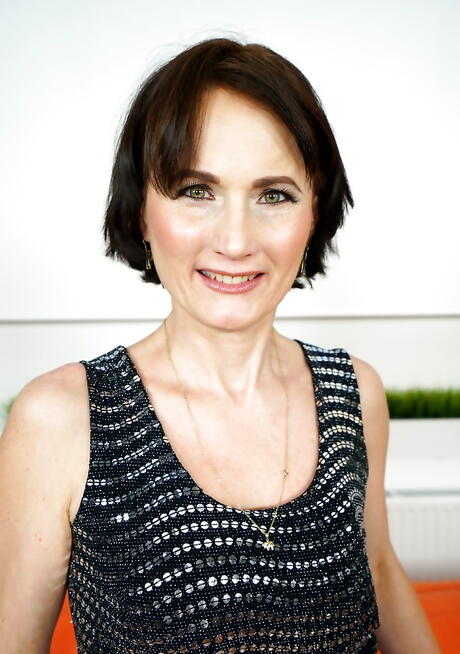 Excellent grannie Alice Sharp exposes her ass in and pussy 